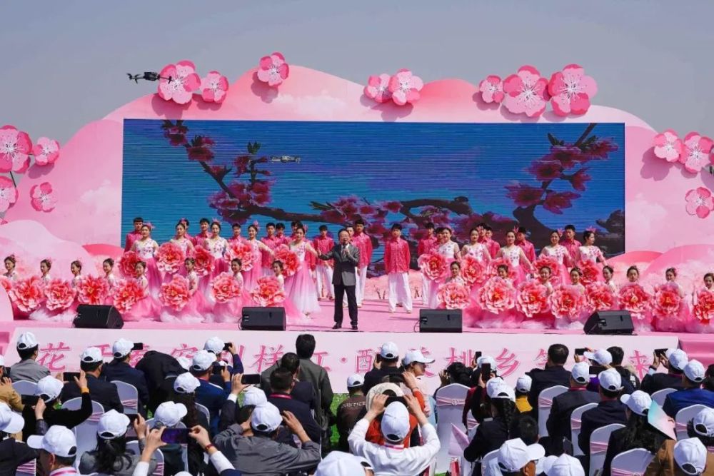 以节赋能,以文促旅,以旅彰文,精心组织举办本届桃花会,全方位展示秦安