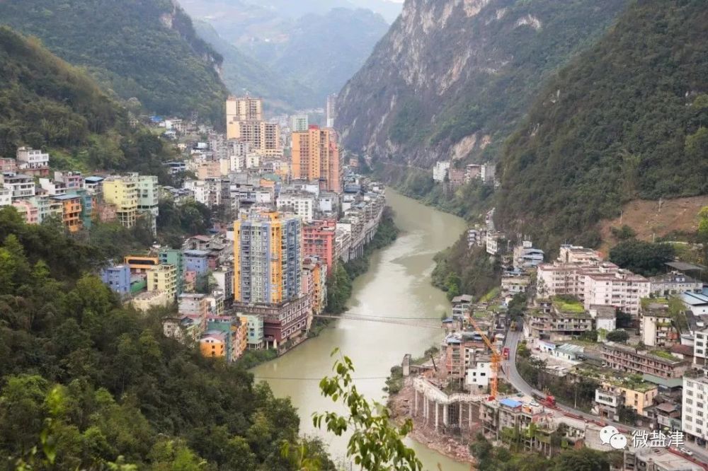 走在盐津县老县城的街道上,扑面而来满满的青春气息,临界楼宇间不同