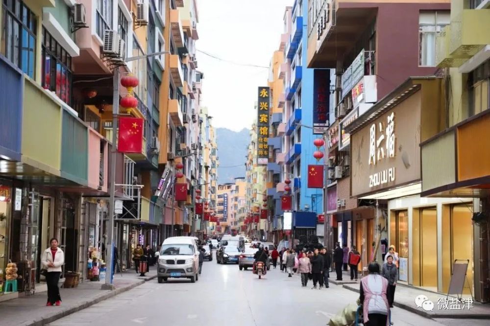 盐津县老县城建筑依山而建,临关河延伸,"两山夹一河"的独特地形成就了