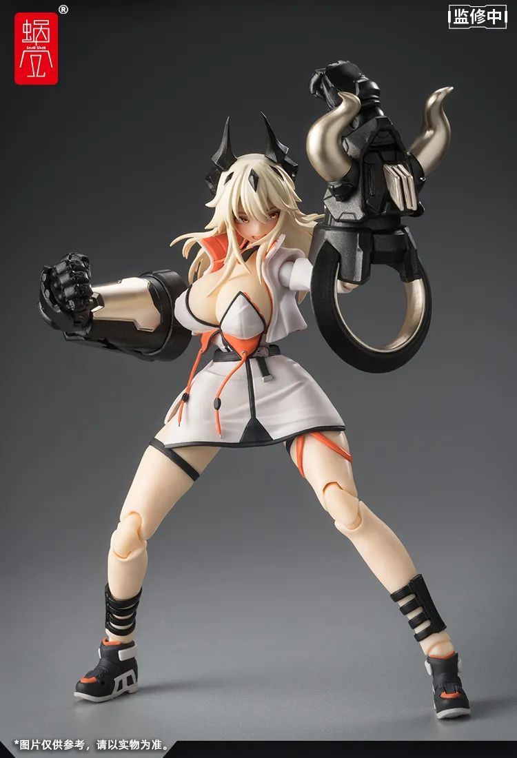 这个巨大拳套是五指全可动的值得一提的是双臂大尺寸的拳套【啮鉄】了