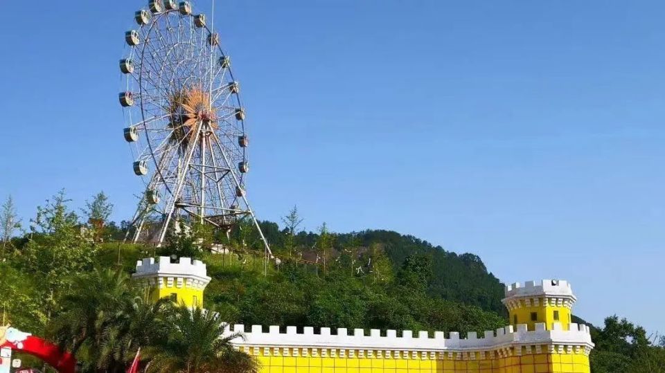 走进通川区磐石镇明月江畔的月湖狂欢谷,江水清澈碧绿,山水风光尽收