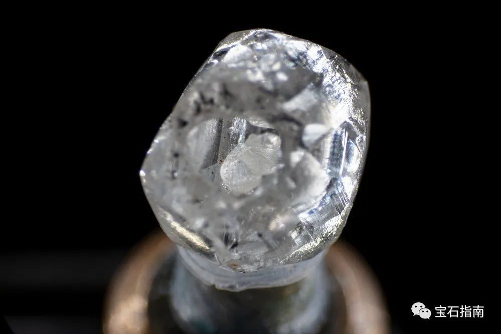 钻石磷光产生的原因(人工合成钻石发出磷光)
