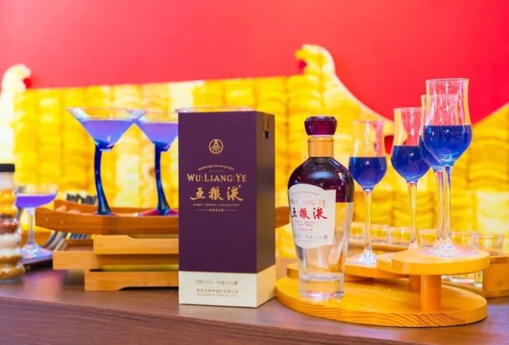 "紫气东来"以十年以上的陈年五粮琼浆为基酒,在保