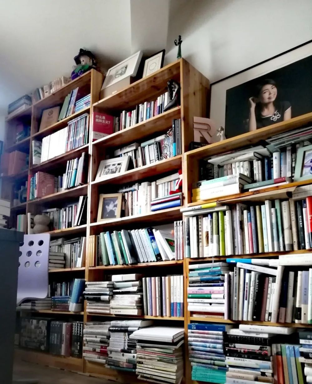 作家鲁敏的书房|我没有"秘密书架",但有一个"无耻书架"_腾讯新闻