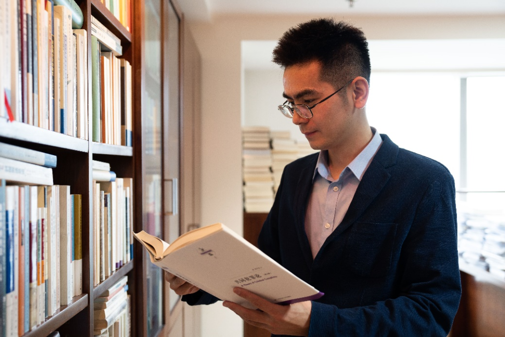 燕归北大,他成为90后"人气教师"_腾讯新闻