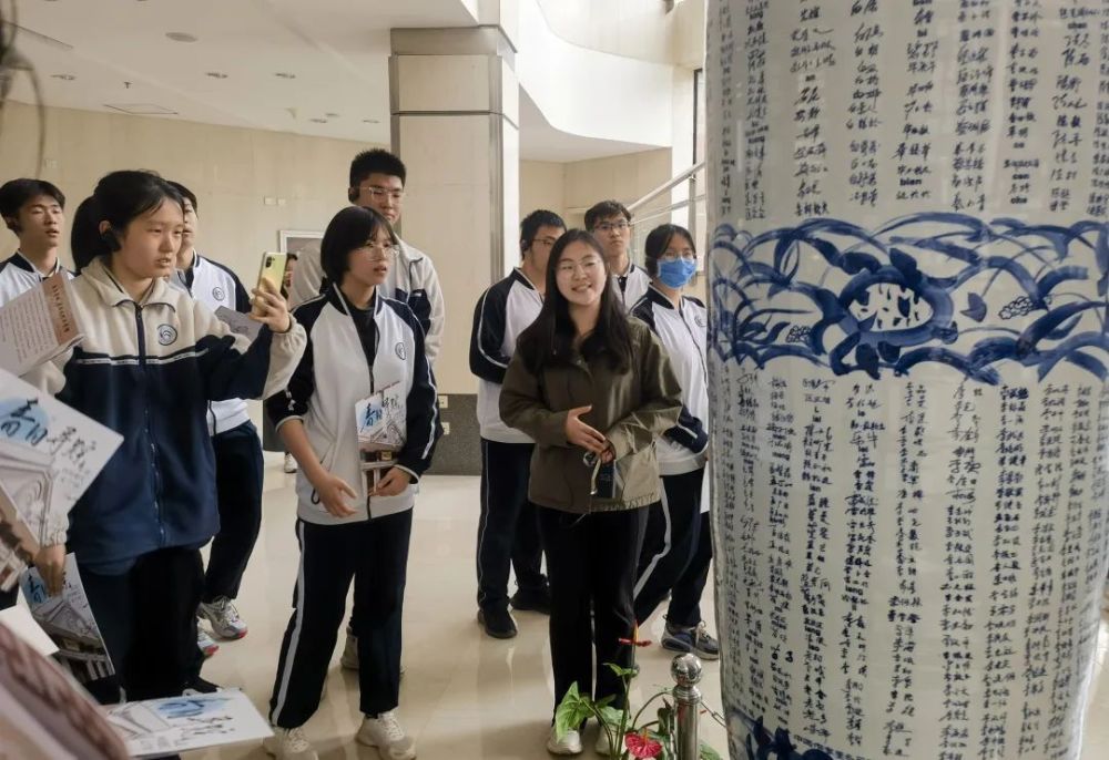 166中学冰心班春日寻踪,走进中国现代文学馆_腾讯新闻