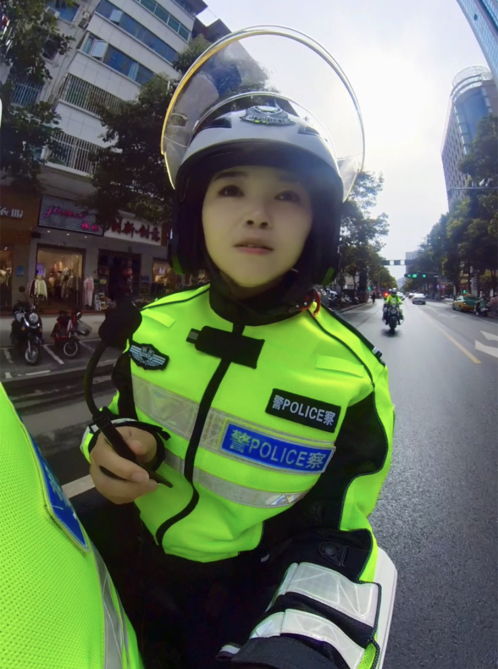 平利女骑警花式劝导纠违,火了!