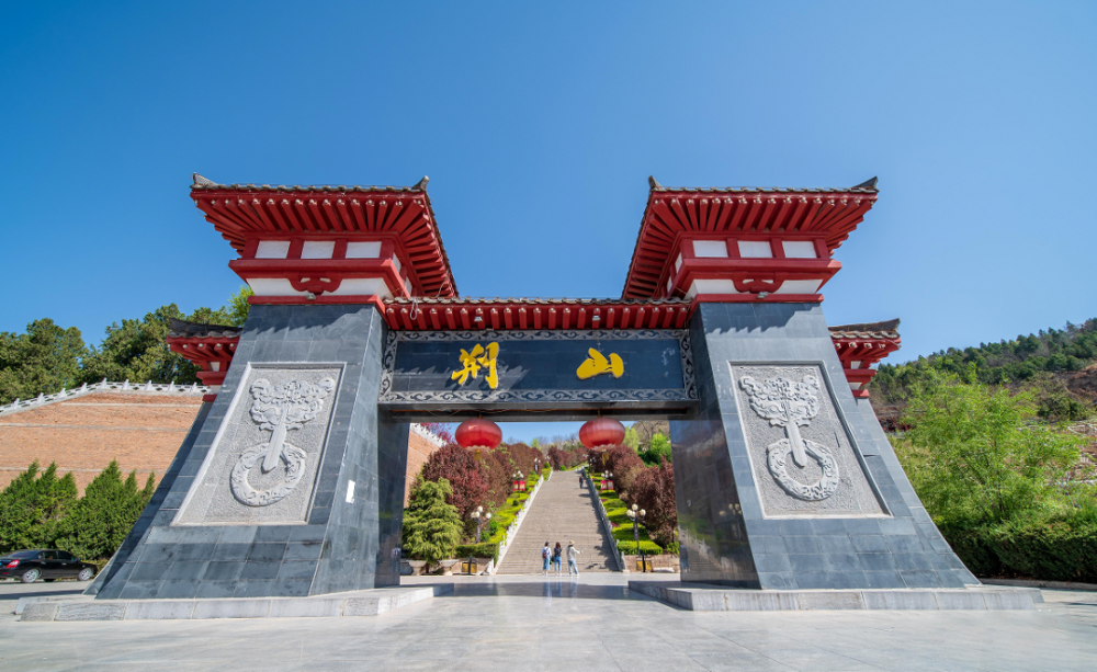 日光斜照集灵台·春来相约游荆山