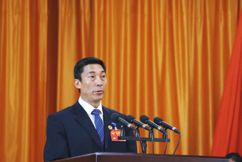 杨清林向大会作政协会东县第十四届委员会常务委员会工作报告.