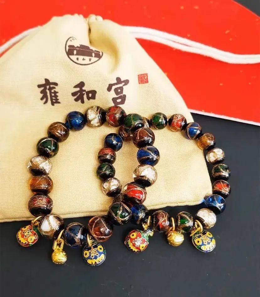 一串"雍和宫"香灰琉璃手串,戴在腕间,复古华贵,寓意美好
