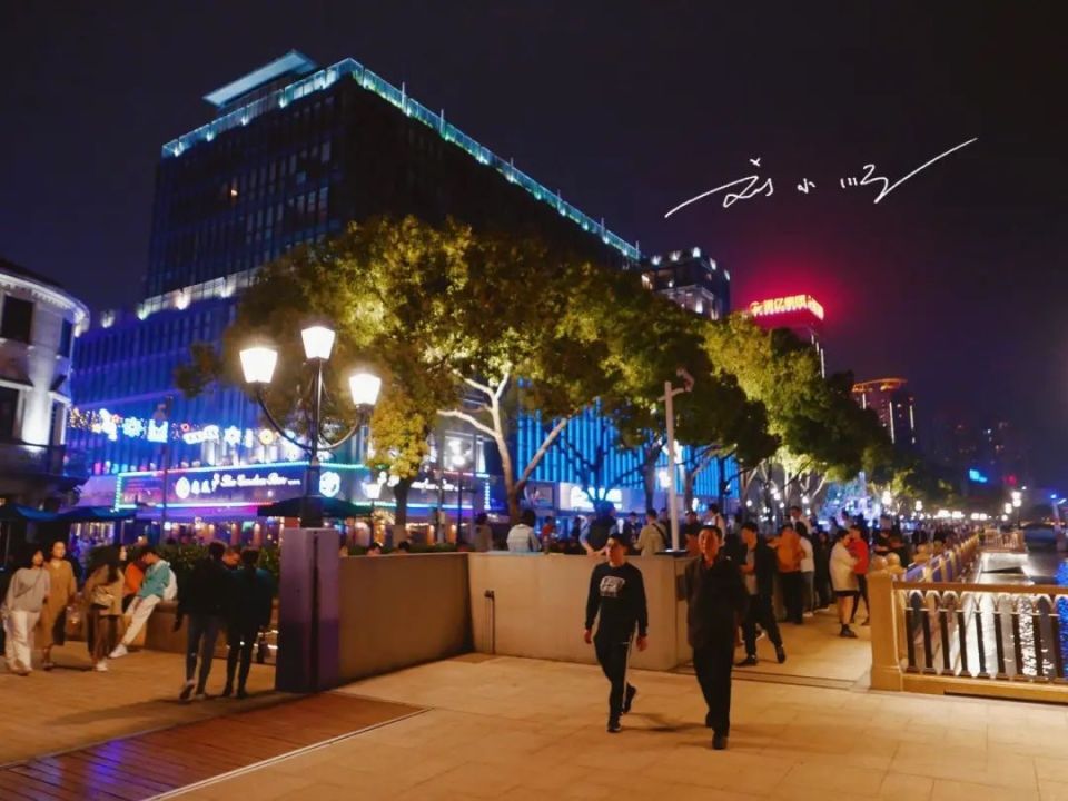 实拍宁波夜景，繁华绚丽，游客惊叹：不愧是浙江省第二大城市_腾讯新闻