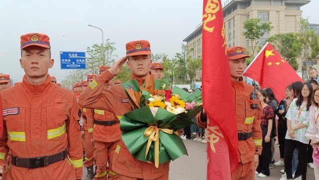 玉溪街头数万群众自发送别救火英雄