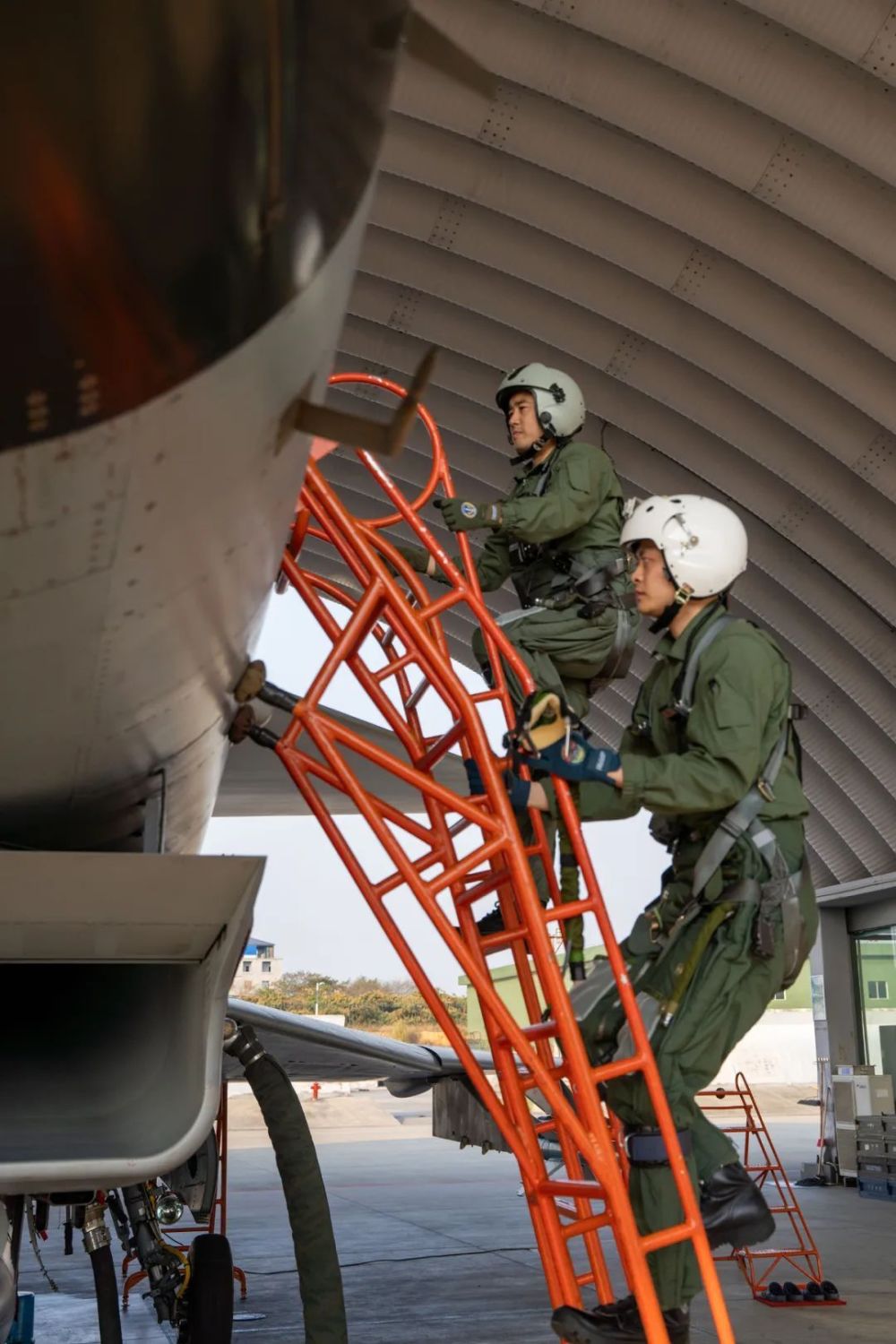 一级飞行员白振兴:翱翔空天3000多小时的"猛龙"教官!_腾讯新闻