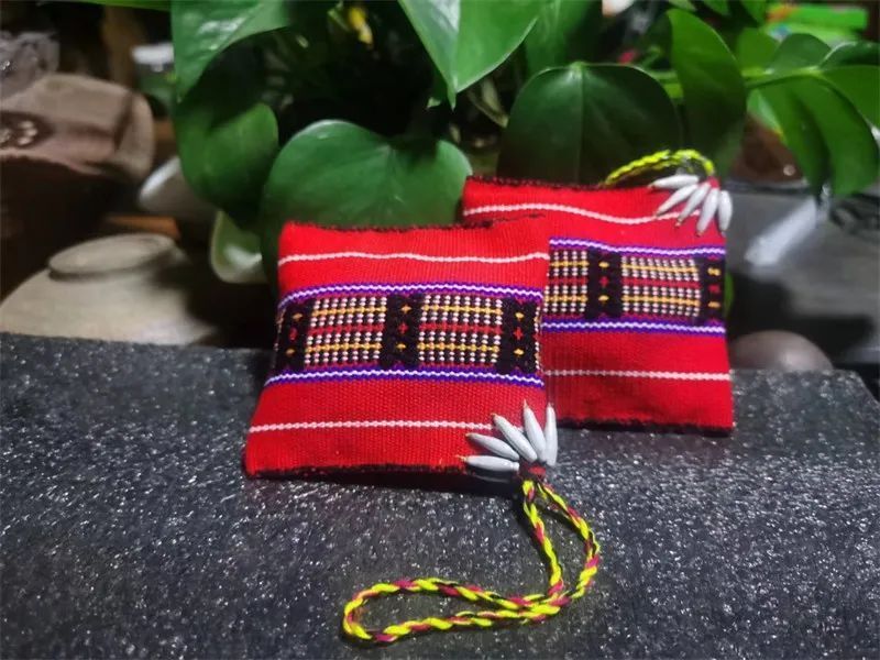 森林花草,彩霞云霓,独特的色彩和纹样构成了佤族织锦独树一帜的风格