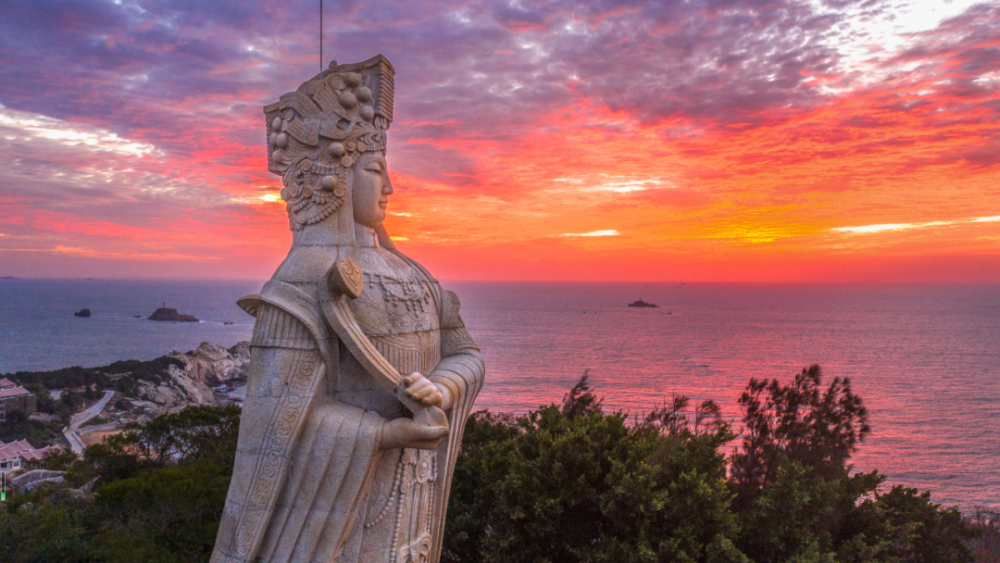 像独一无二的妈祖文化和得天独厚的滨海风光,使得文旅产业成为湄洲岛