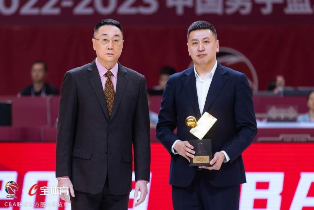 浙江稠州商业银行党委书记,董事长金子军先生为吴前颁发2022-2023赛季