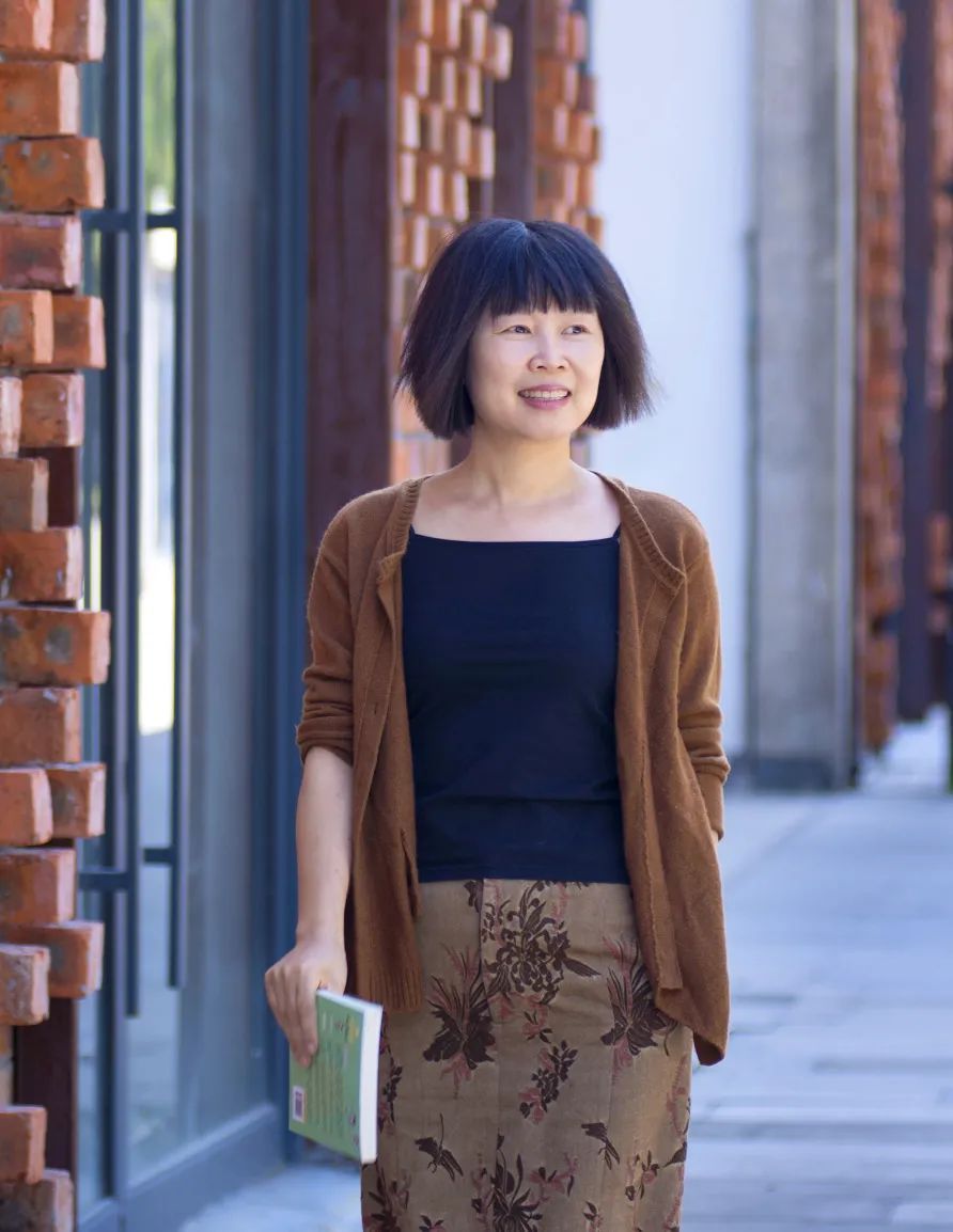 阿娅,儿童文学作家,衢州市柯城区鹿鸣小学老师.小屁孩的"哎呀老师".