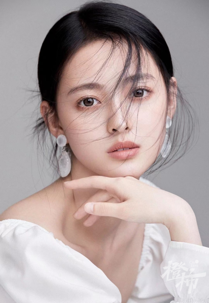 在读小学,初中期间,郑佳慧主演了新城第一实验学校的宣传片,也曾经参