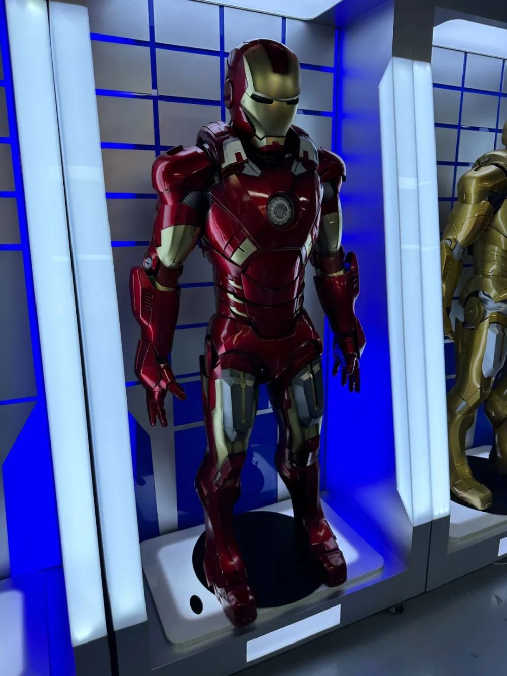 试穿十几万的流浪地球外骨骼装甲结果糗大发了