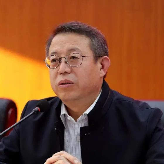 教委组织的"现教沙龙",邀请该区多名中小学校长共话"推进区域优质均衡