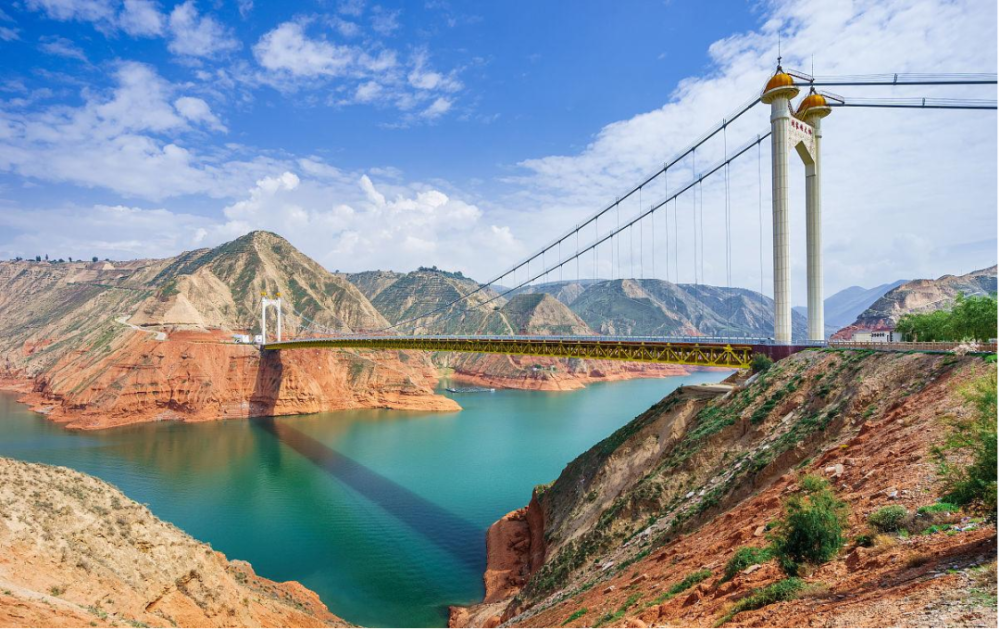 观景台就释放出了最美的日落,你会看见刘家峡水库笼罩在金色的夕阳下