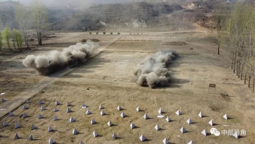 "取装备,装引信,修正射向到达预定发射位置穿越三角锥,跨过铁丝网背负