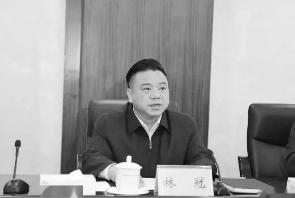 广西钦州市委书记林冠因心源性猝死逝世，两天前还公开露面_腾讯新闻