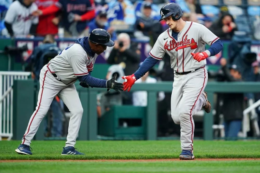 和因队友伤病而担任先发接手的肖恩-墨菲(sean murphy)的