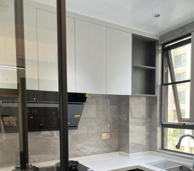 商家在设计吊柜的时候,一般默认就做到700mm高,有的业主家层高不是