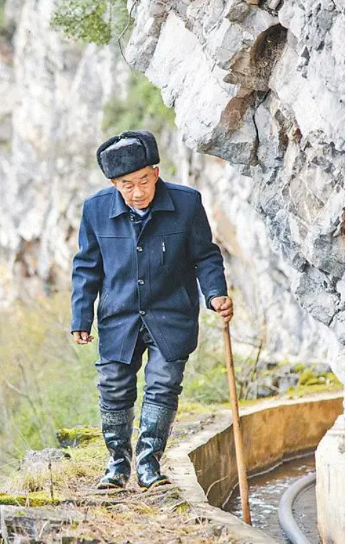 清风故事会黄大发对自己抠门的当代愚公