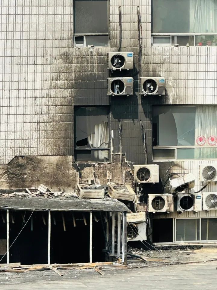 幸存者:抱娃爬空调外机逃生!