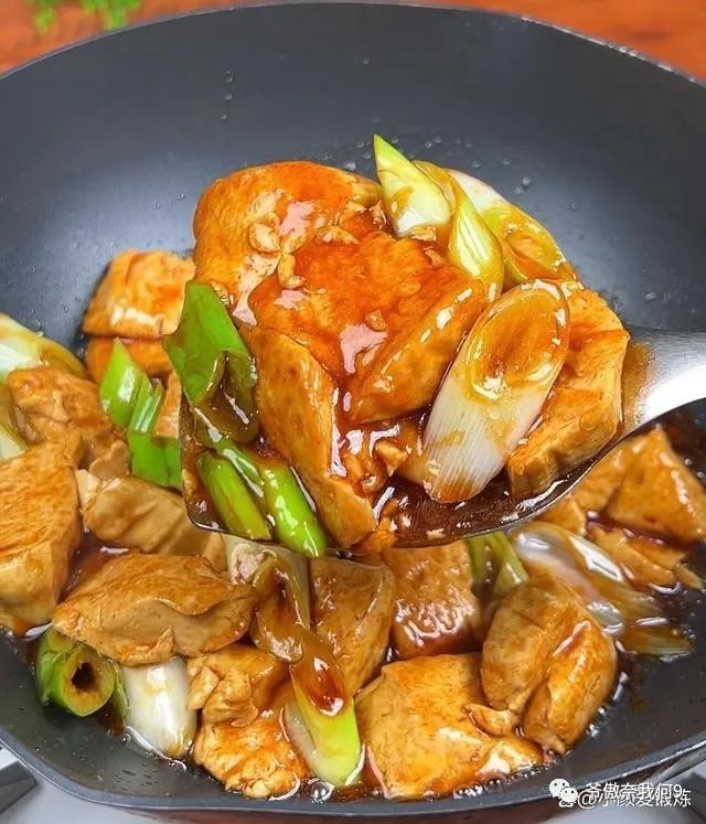 蔥燒豆腐第二道,蝦仁燴豆腐,營養又美味,先準備一塊豆腐,用勺子挖成小