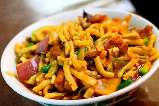 炒炮是张掖一定要尝的特色美食,名字听上去就很豪放,因为外形似一节节