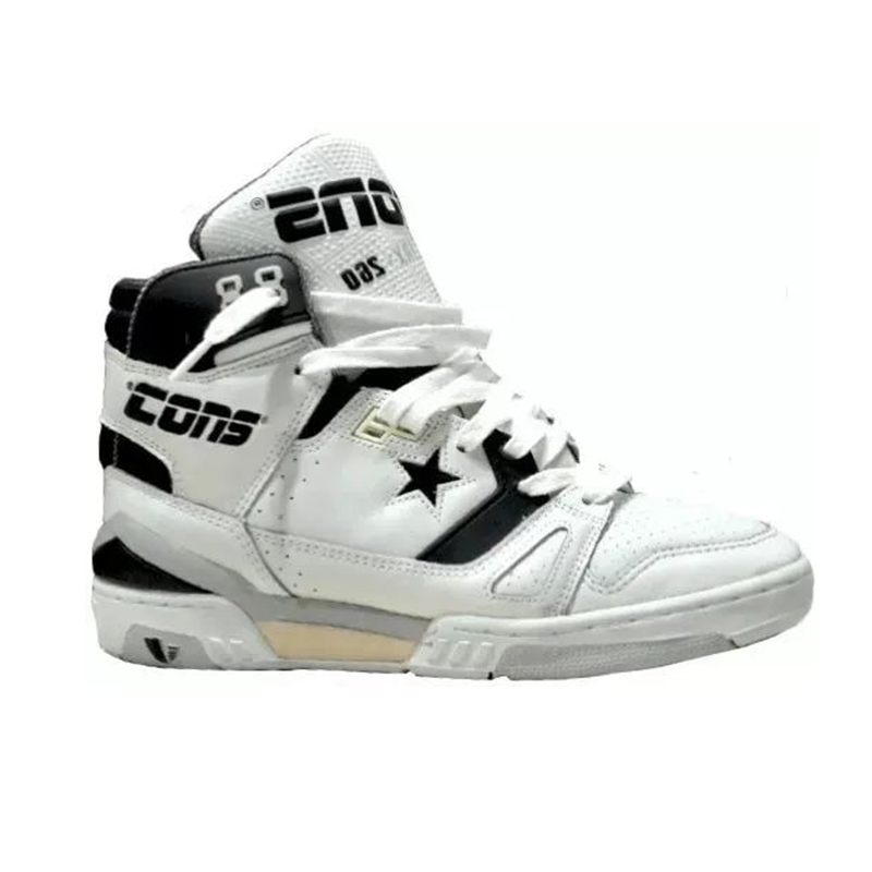 极具统治力的湘北队长,赤木刚宪在他初次出现在球场时,脚上的球鞋是一