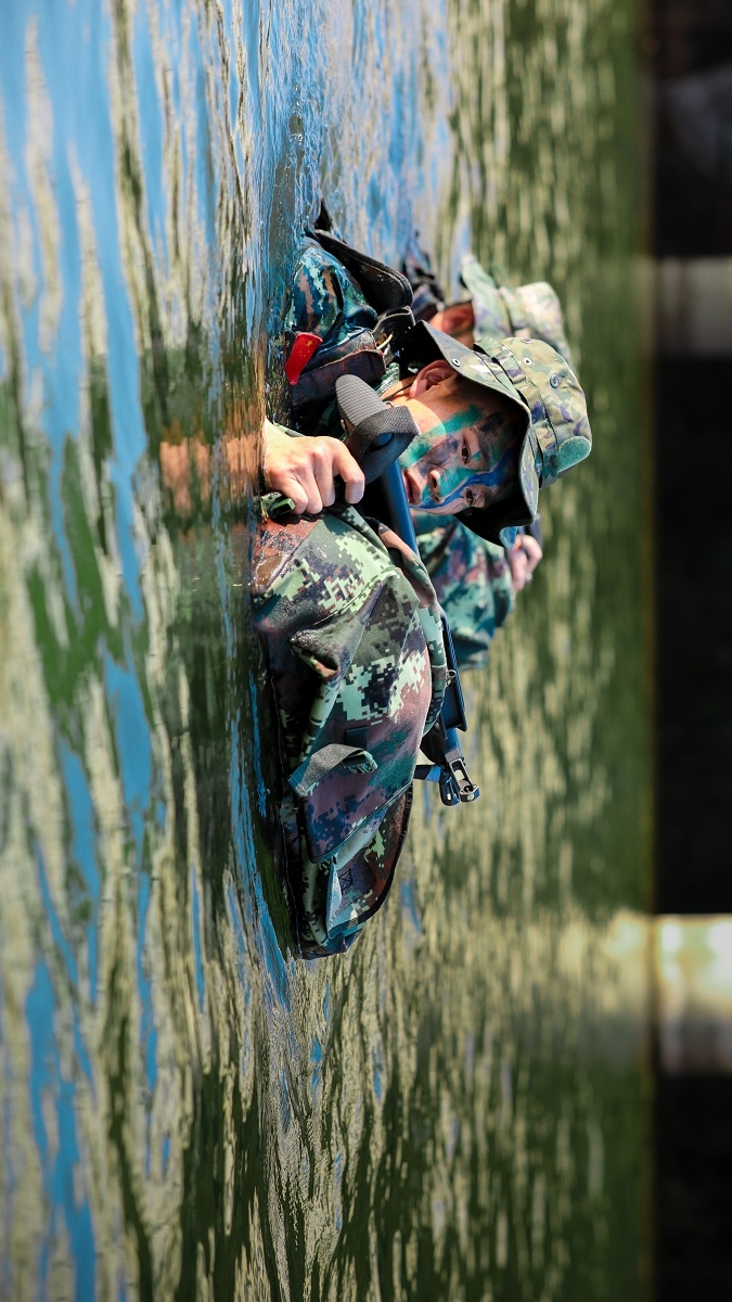 南疆光影|特警武装泅渡,高清不容错过!_腾讯新闻