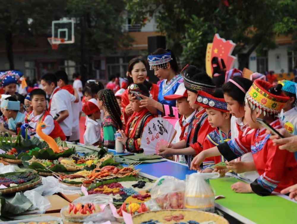 多彩三月三民族团结一家亲宁明县城中镇第四小学开展三月三主题活动