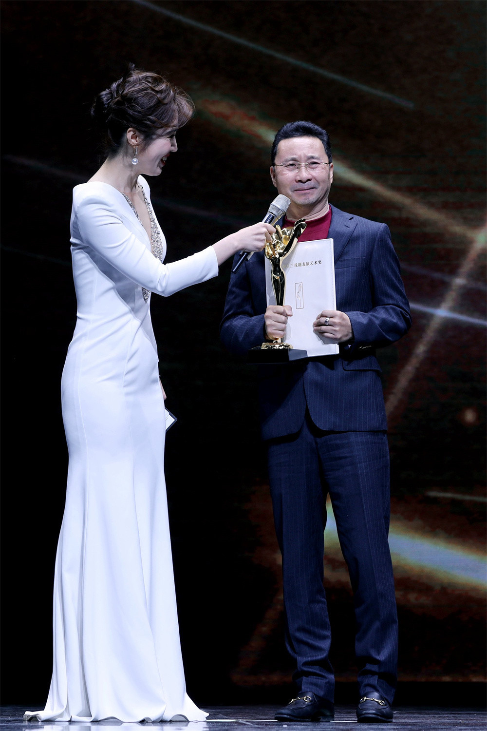 上海滑稽剧团演员小翁双杰凭借《弄堂里向》获得配角奖榜首.