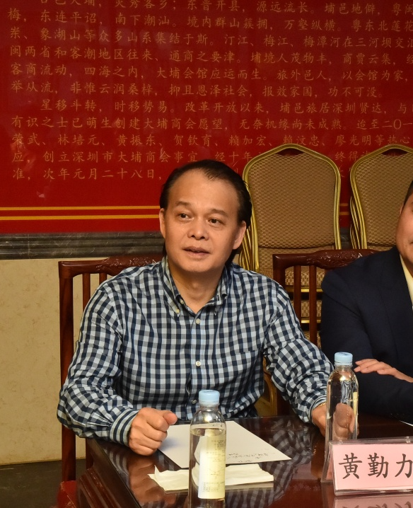 深圳市大埔商会会长黄勤力,永远功勋会长廖光明,副会长魏美娥,郭锦炜