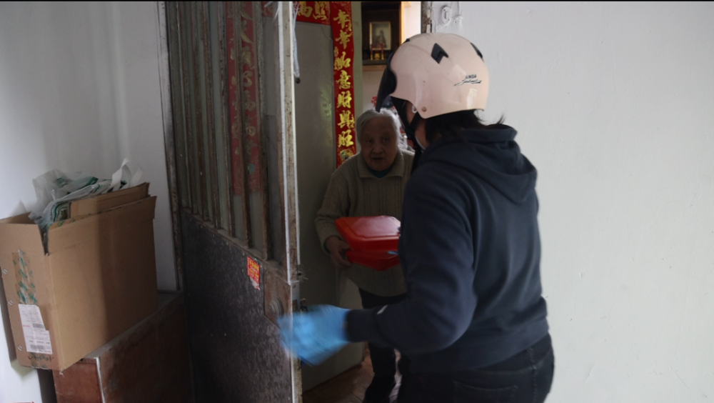 周末也能送餐上门！真新街道启动周末老年人送餐服务_腾讯新闻