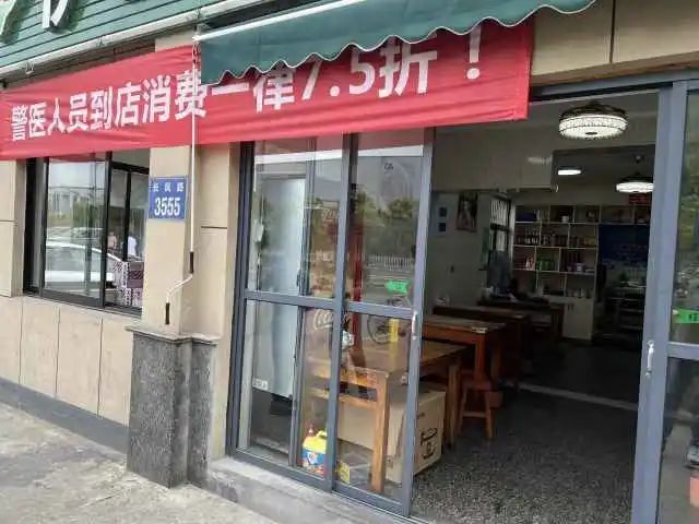 一律75折不为做广告面馆老板拉横幅背后故事很温暖