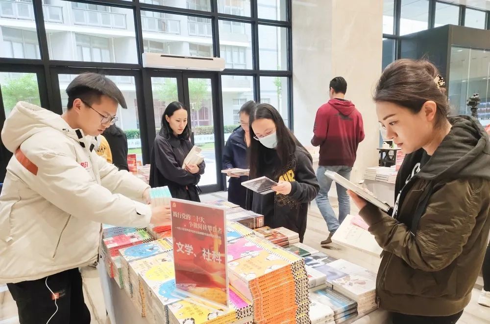 图书流动供应点进园区白领们踊跃购书
