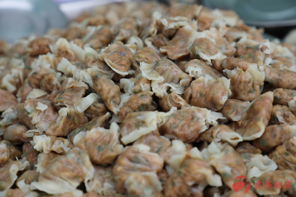 三沙永寿肉燕红糖糯米糍是霞浦本地一种特色且传统的点心小吃,历史