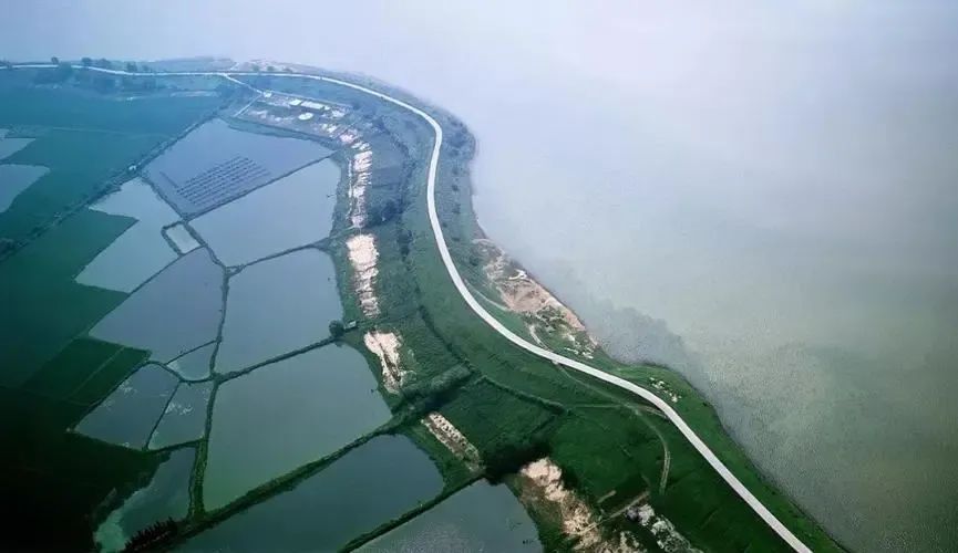 1998年,鄱阳湖发生全流域特大洪水,长江中下游众多堤垸溃决,给围湖造
