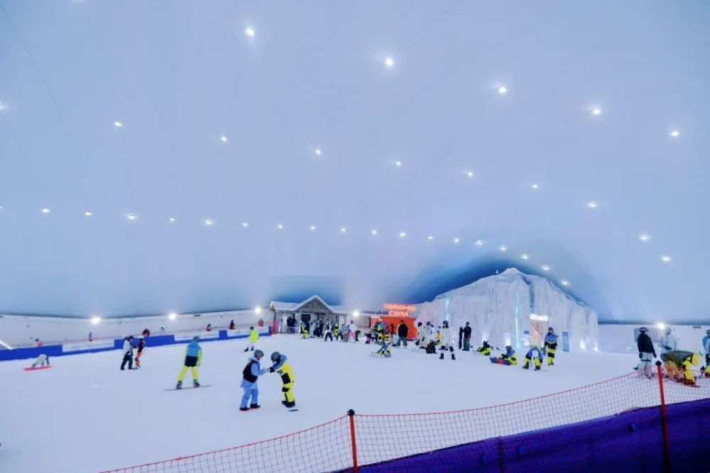 浙旅冰雪·杭州雪极星城市滑雪中心滑雪场总面积15000方,冷区占地约