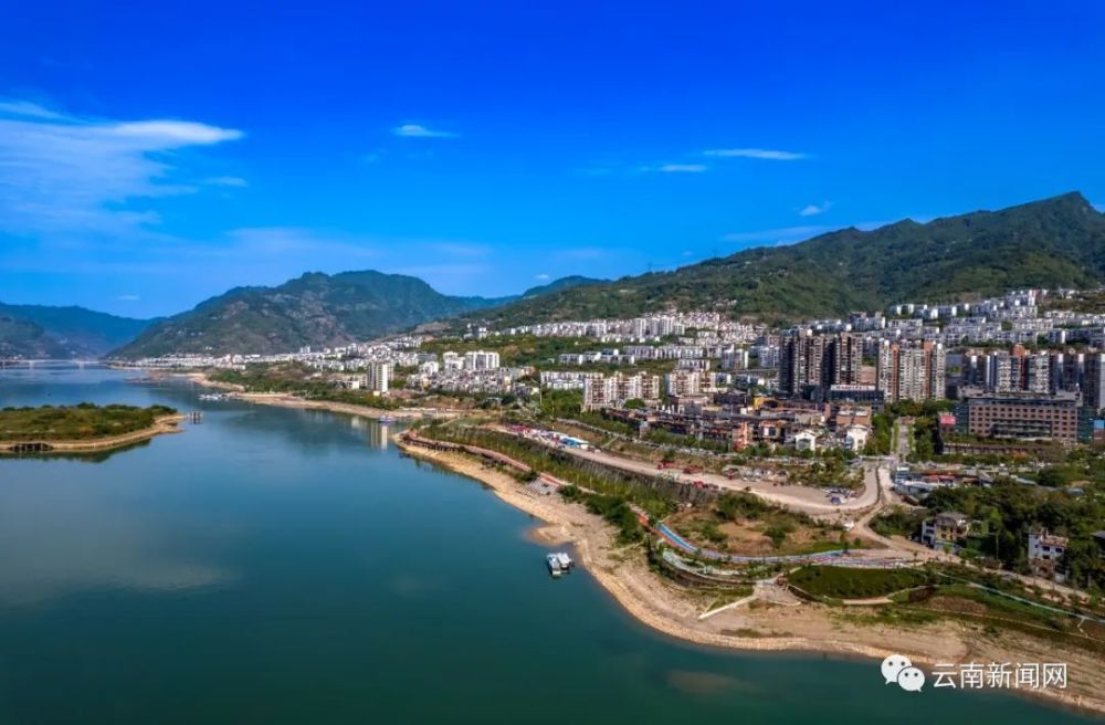 4月,昭通市绥江县金沙江沿岸一带,景色宜人,风光正好.