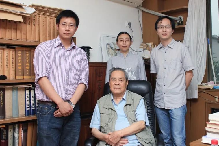 等拜访田余庆先生时留影孙飞宇则在导师杨善华的