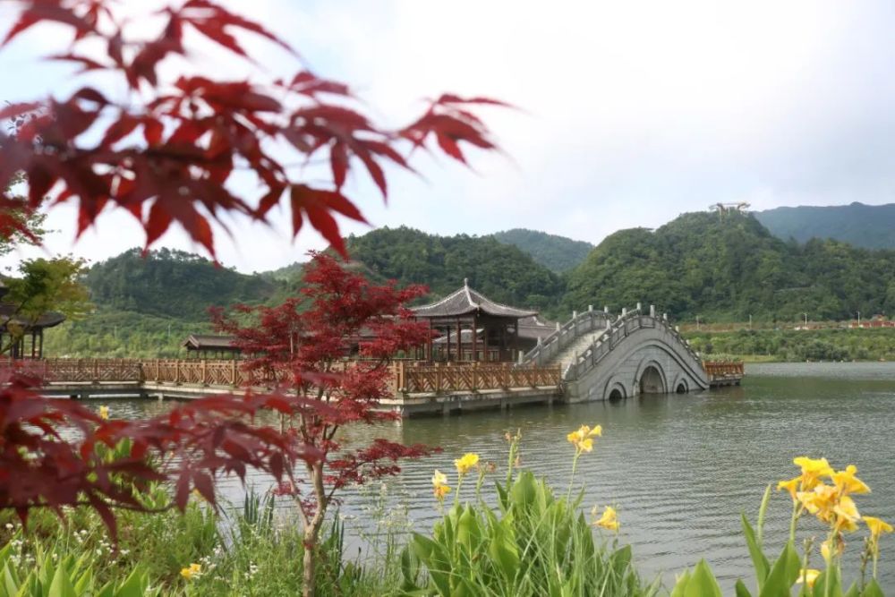 杉木湖五一暢遊都勻一起擁抱大自然相遇在這浪漫的園區整個湖泊的碧綠