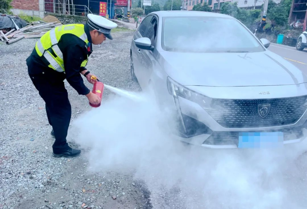 福鼎一小车行驶中轮胎冒烟？_腾讯新闻
