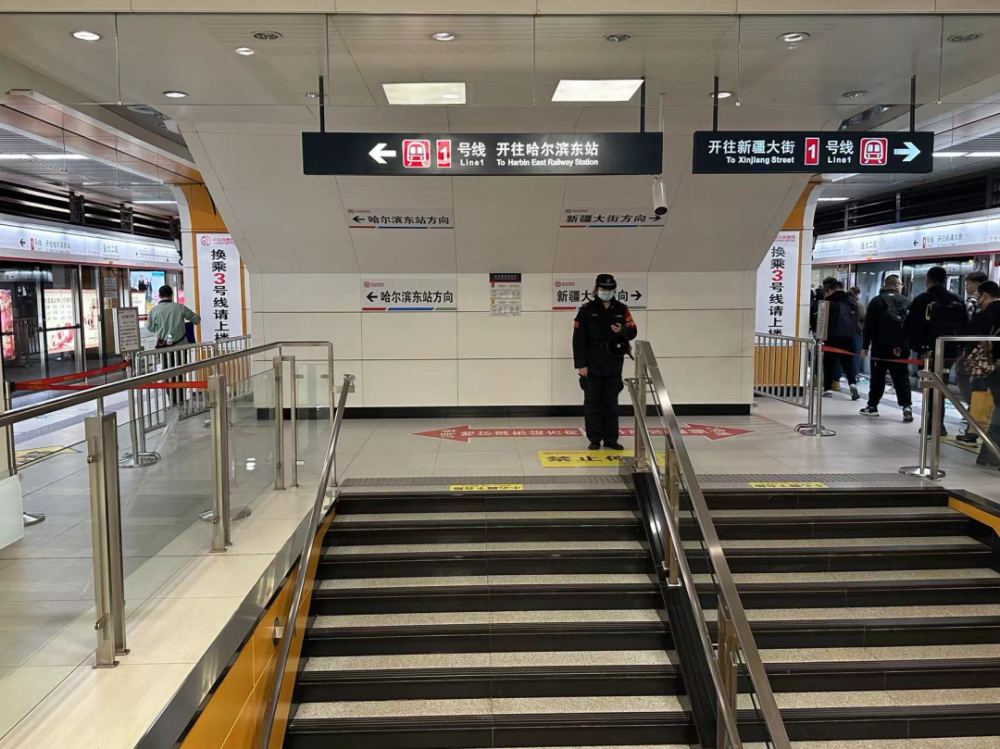哈尔滨坐地铁的市民注意啦!这两站换乘楼梯早晚高峰单向通行_腾讯新闻