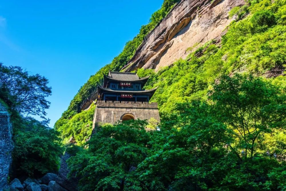 廣元市:劍門關景區推出購劍門關,翠雲廊門票,兩日內遊客憑本人身份證